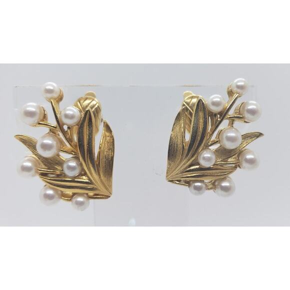 Vintage Trifari Clip On Earrings Gold Tone Faux Pearl Leaf Cluster Signed - Picture 3 of 11